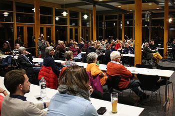 Die Podiumsdiskussion fand großes Interesse bei den zahlreich erschienenen Zuhörern in der Mensa der Hochschule Ansbach. Foto: Biernoth