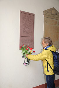 Gedenken an Robert Limpert zum 75. Jahrestag seiner Ermordung am 18. April 2020 an der Gedenktafel im Ansbacher Rathaus Foto: Alexander Biernoth